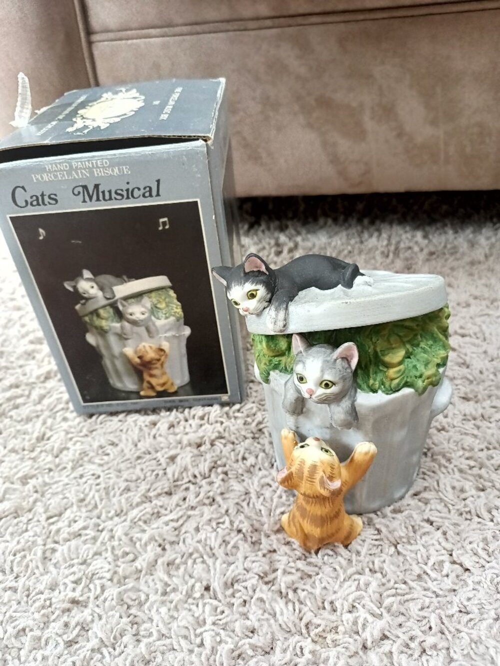 New Seymour Mann Cats Musical Music Box Plays Memory 1985